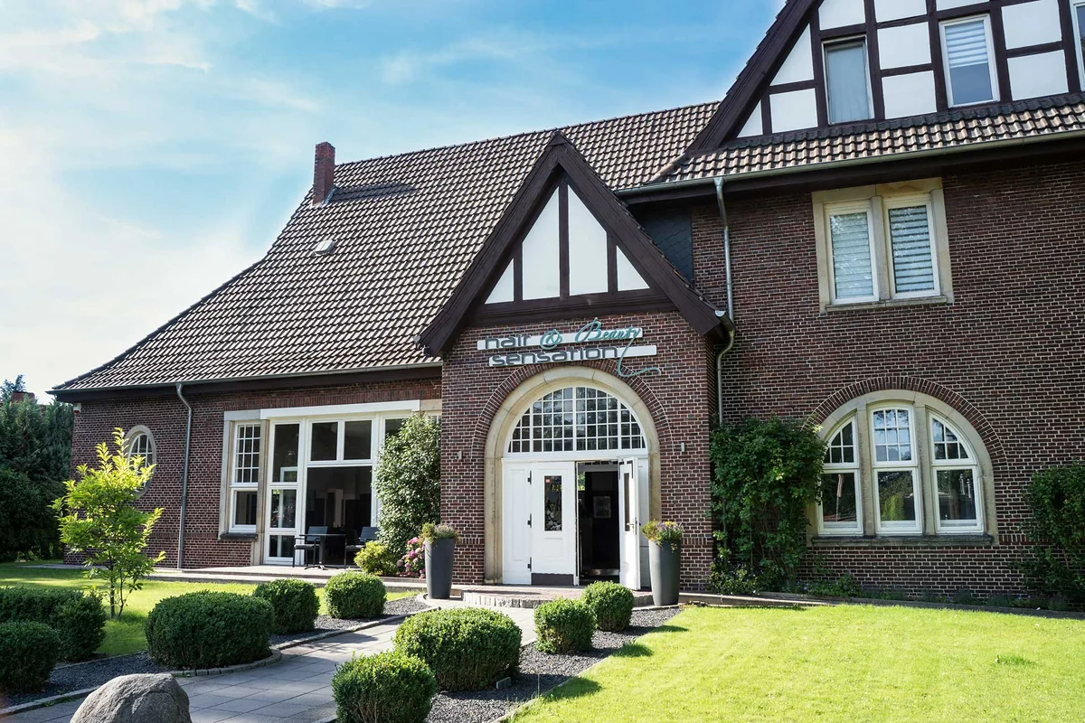 Die historische Backstein-Villa von Hair & Beauty Sensation an der Bremer Straße