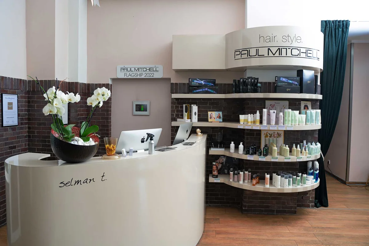 Empfang und Paul-Mitchell-Produktwand